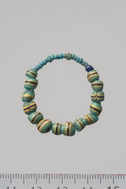 Kleine Kette aus Glasperlen