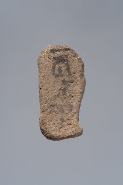 Ächtungsfigur mit Aufschrift