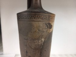 Frau beim Spinnen