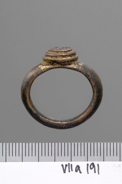 Fingerring mit Monogramm