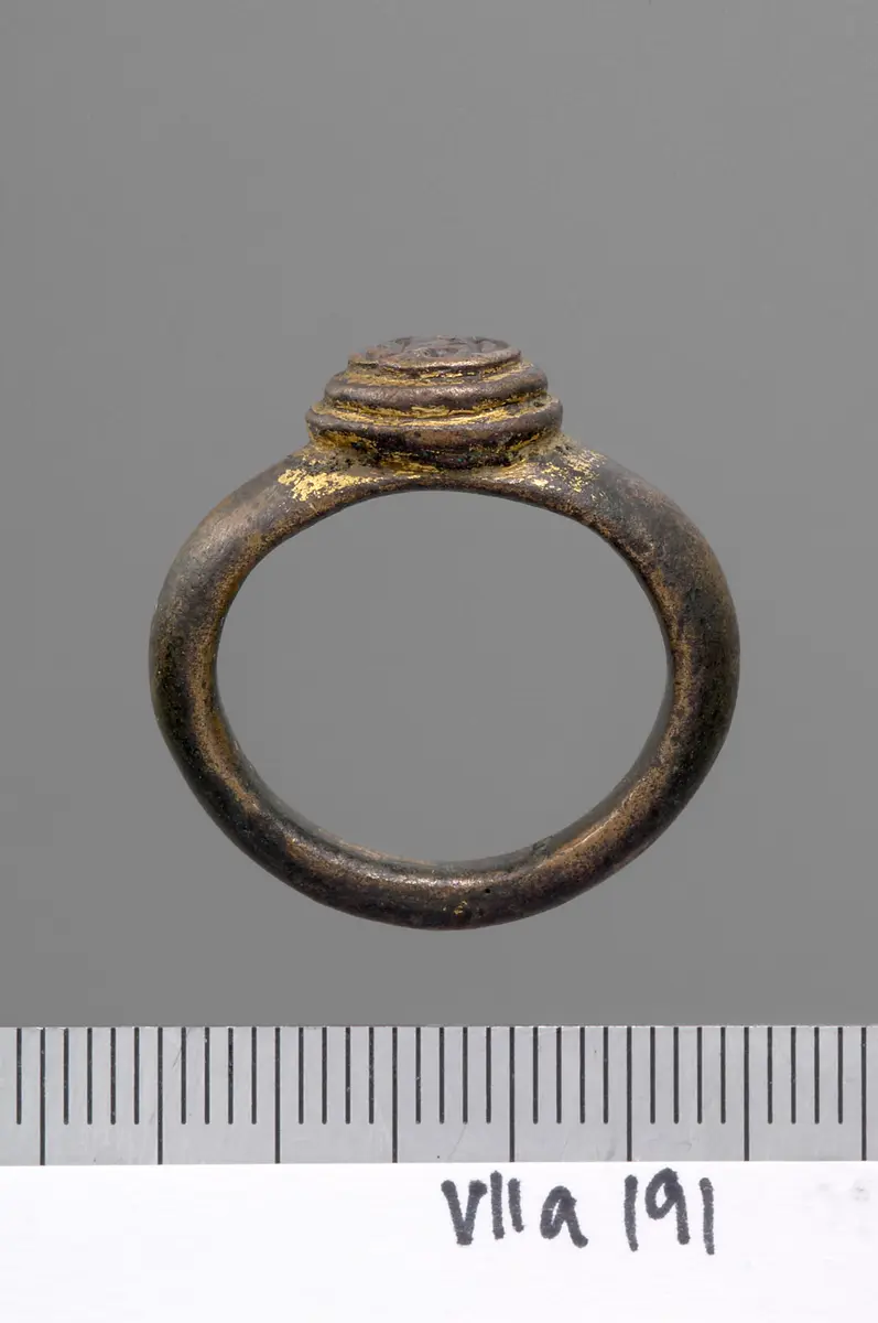 Fingerring mit Monogramm