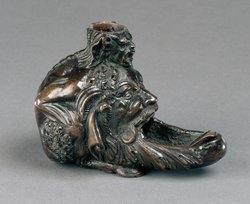 Öllampe in Gestalt eines hockenden Satyrs mit groteskem Maskeron zwischen den Knien