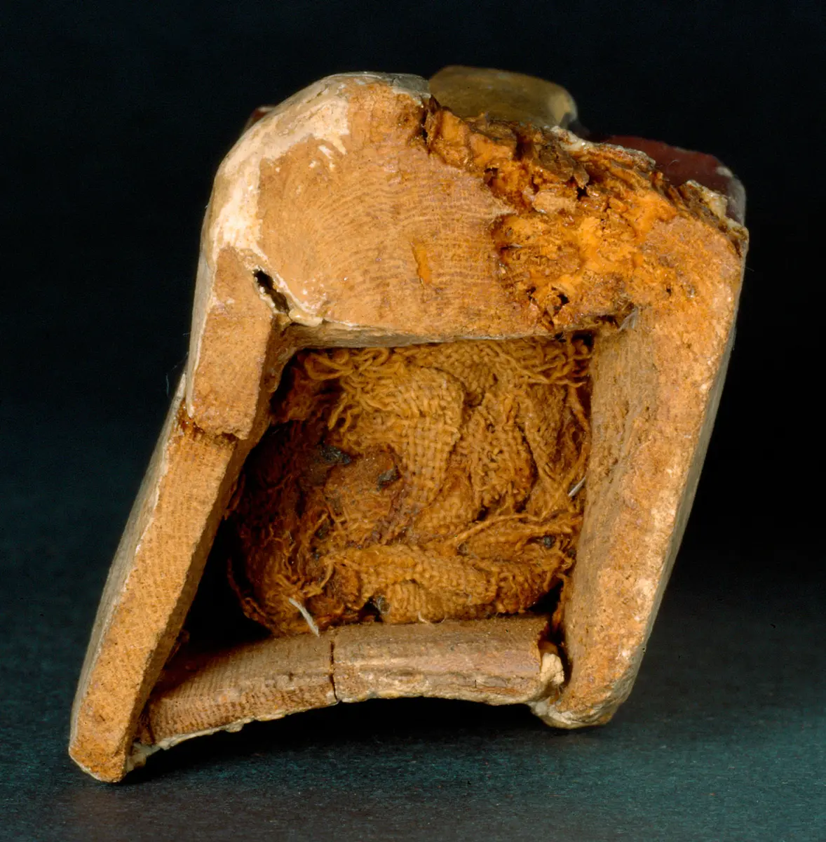 Obeliskenförmiger Behälter mit Osirisfigur