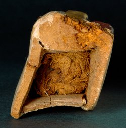 Obeliskenförmiger Behälter mit Osirisfigur