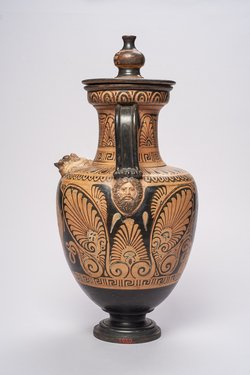 Halsamphora mit Deckel: Satyrn und Mänaden // Mädchen mit Tympanon
