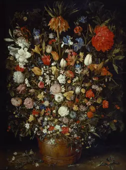 Großer Blumenstrauß in einem Holzgefäß