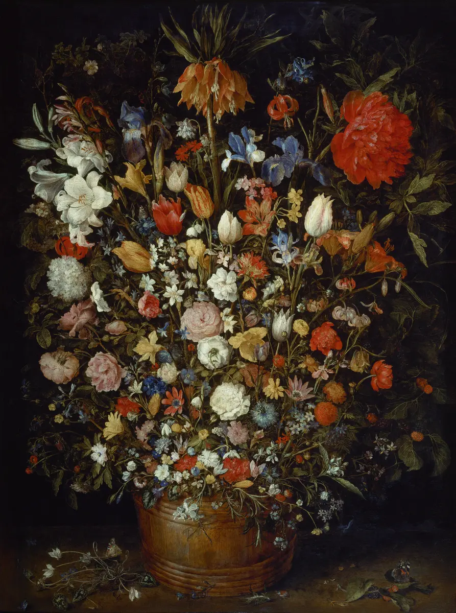 Großer Blumenstrauß in einem Holzgefäß