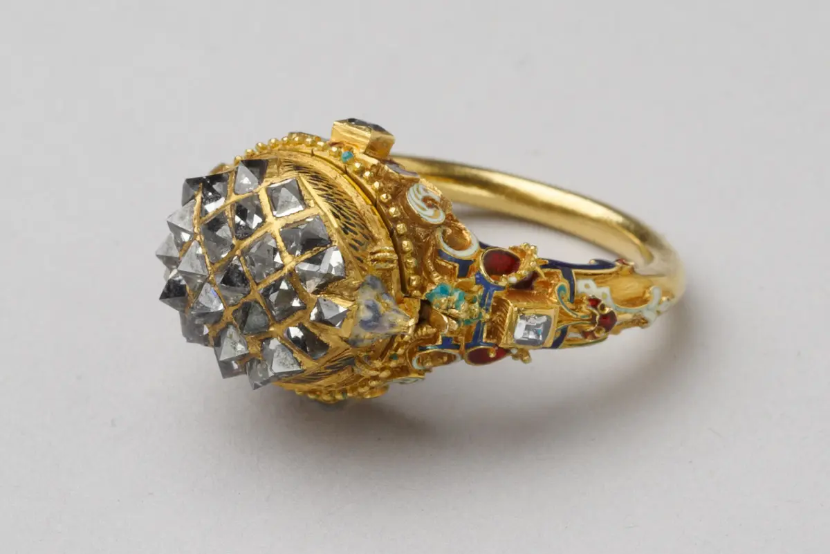 Ring mit Sonnenuhr in Gestalt eines Igels