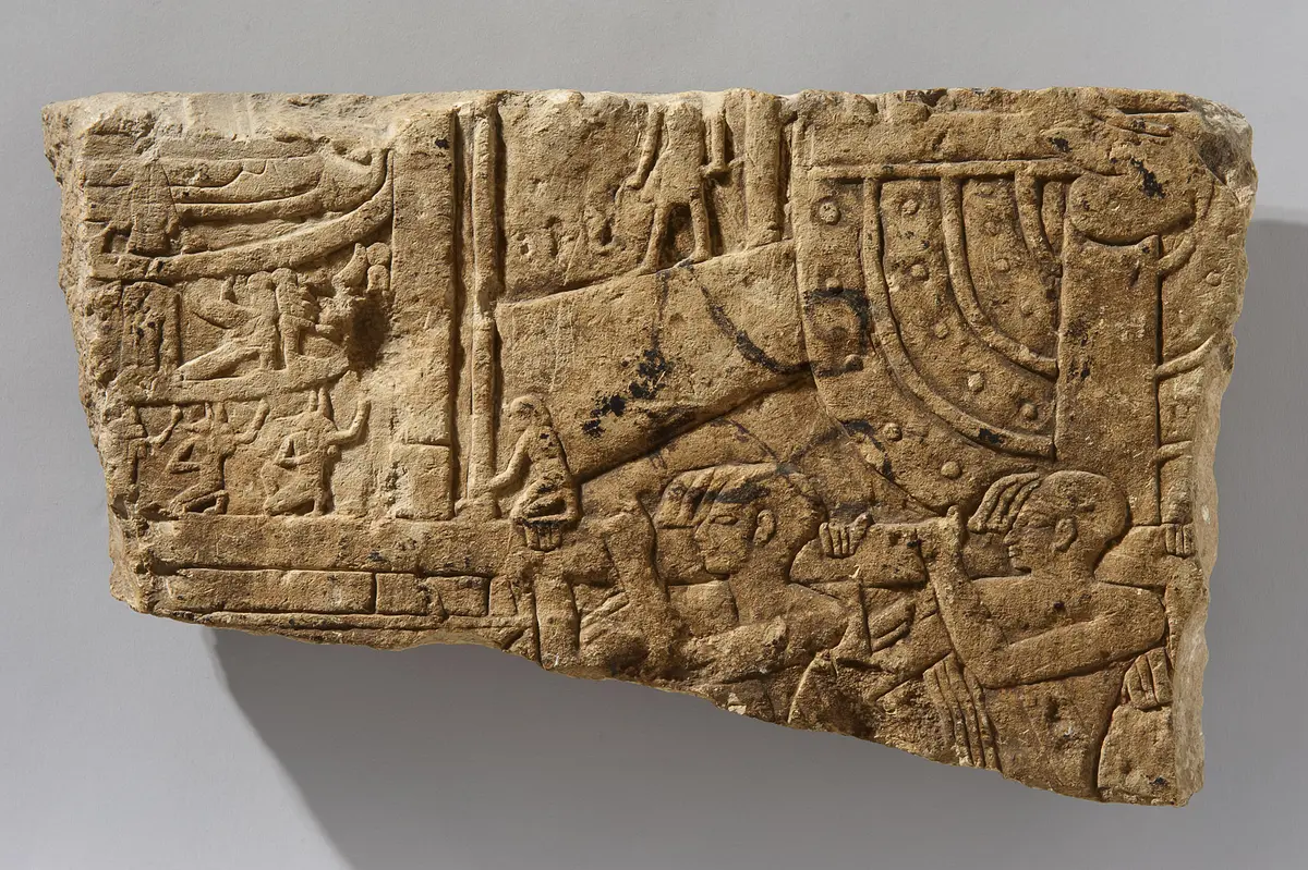 Relief mit Barkendarstellung, fragmentiert