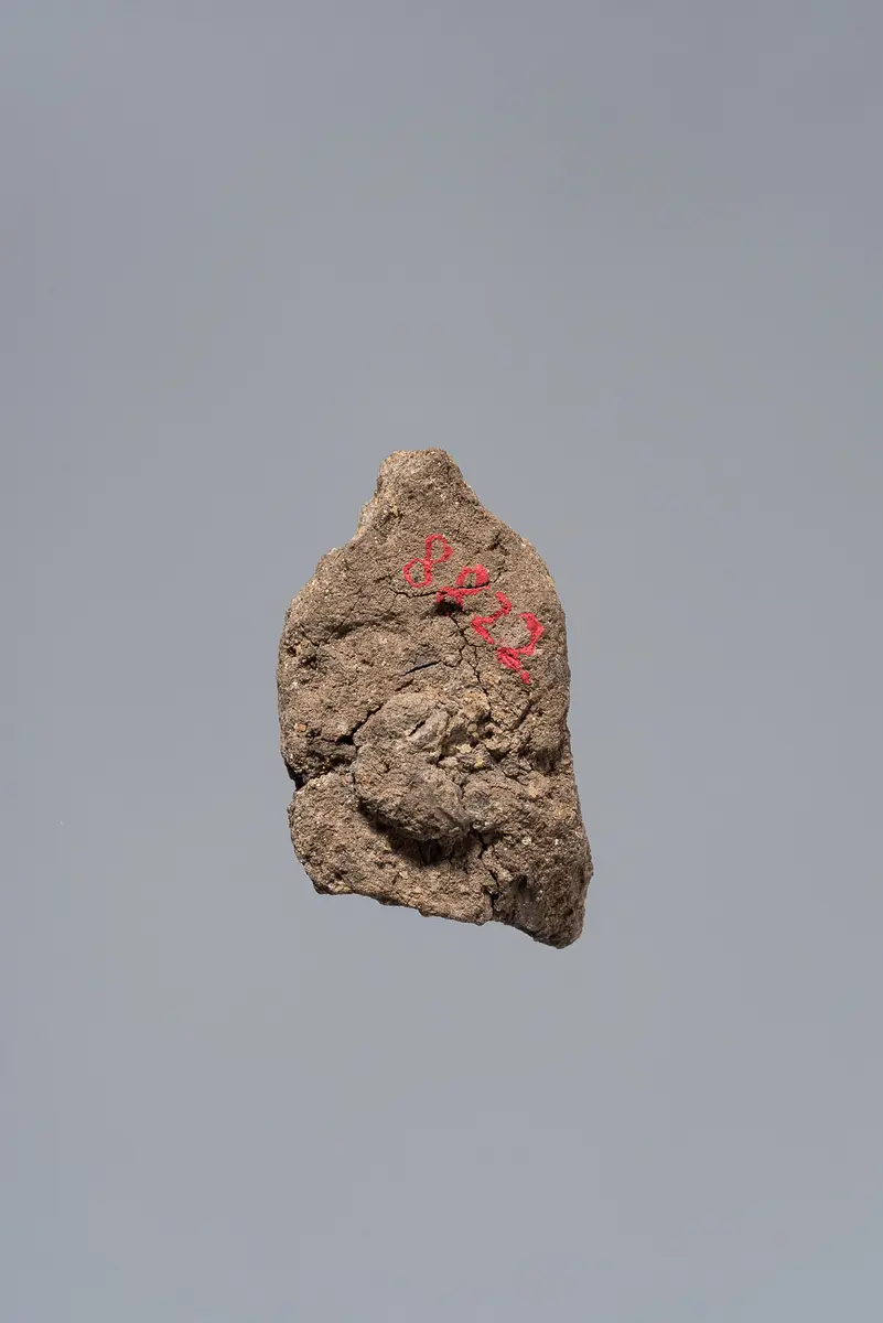Fragmentierte Ächtungsfigur mit Aufschrift