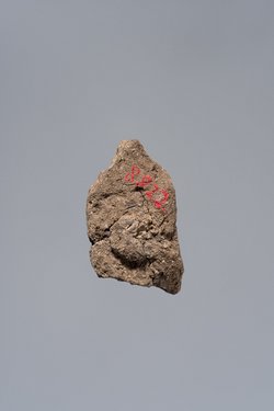 Fragmentierte Ächtungsfigur mit Aufschrift