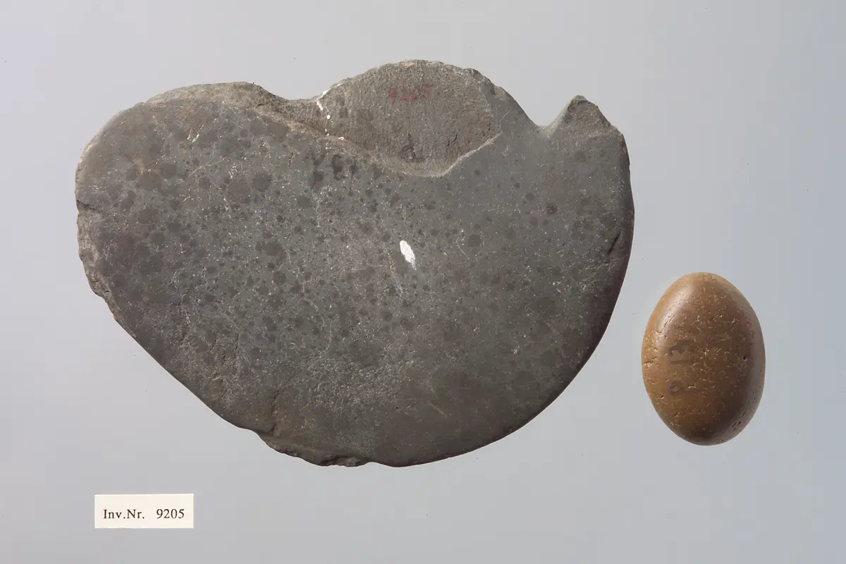 Schminkpalette in Vogelform mit Verreiber