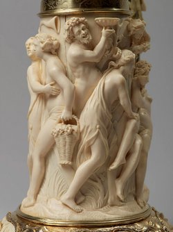 Deckelhumpen aus Elfenbein mit Bacchanal und mythologischen Szenen