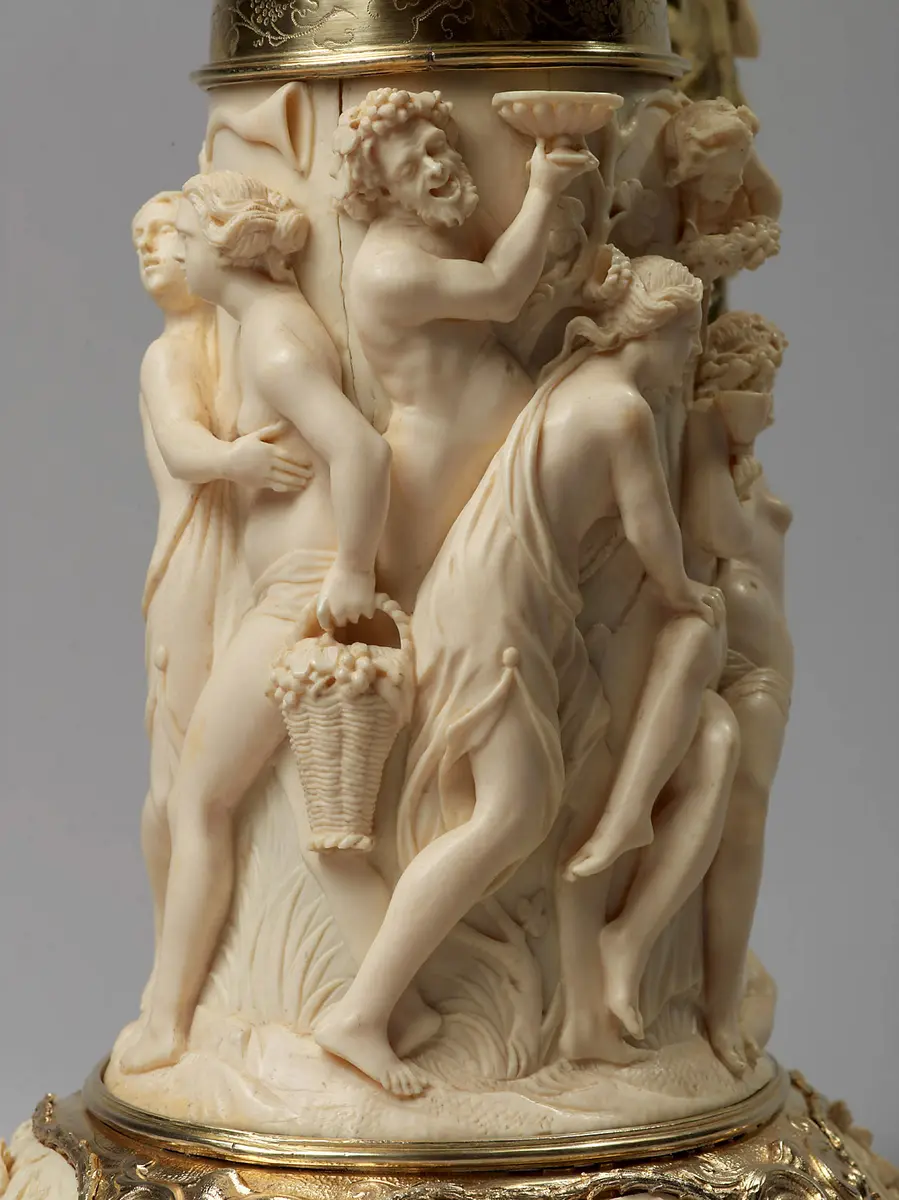 Deckelhumpen aus Elfenbein mit Bacchanal und mythologischen Szenen