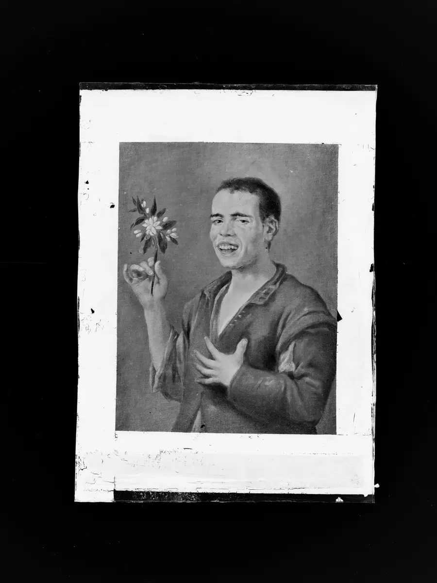 Lachender Bursche mit Orangenblüte