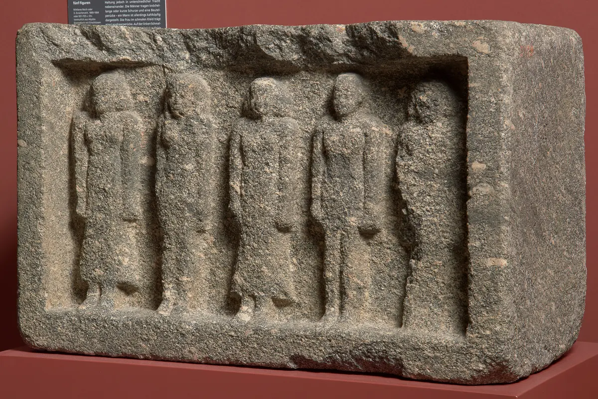 Nischenblock mit fünf Figuren
