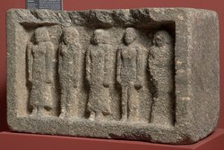 Nischenblock mit fünf Figuren