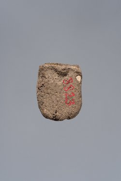 Fragmentierte Ächtungsfigur mit Aufschrift