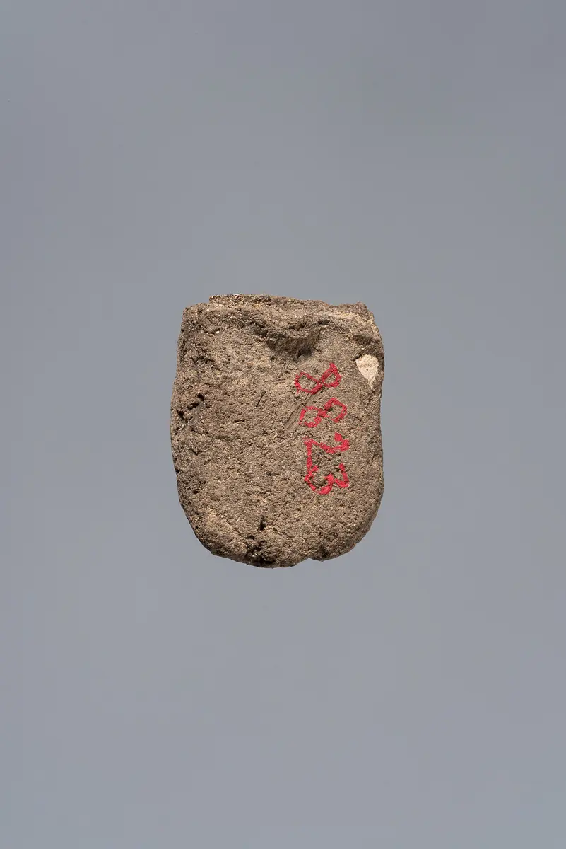 Fragmentierte Ächtungsfigur mit Aufschrift