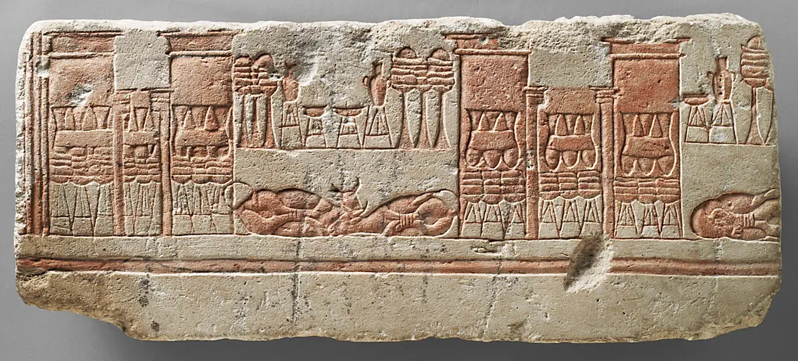 Relief (Talatat) mit der Darstellung eines Tempelhofes