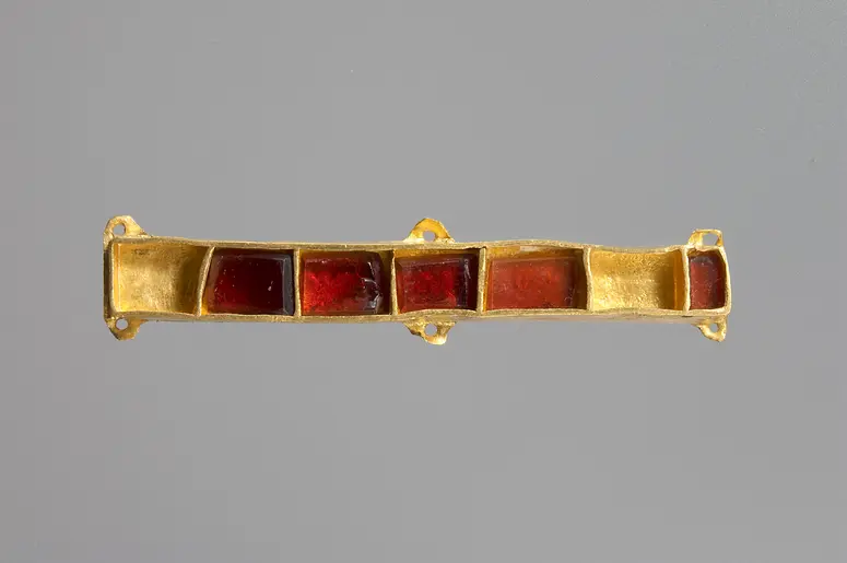 Besatzstück mit Granateinlagen