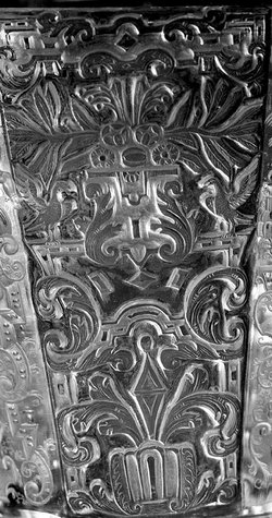 Pokal mit Spiegelmonogramm, Putten und erhabenem Bandwerk