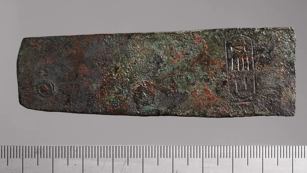 Dechselklinge aus Gründungsdepot mit Kartusche von Amenemhet II.