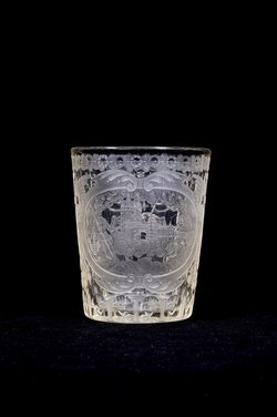 Becher mit dem Prager Sankt-Veits-Dom und Waldsteinwappen
