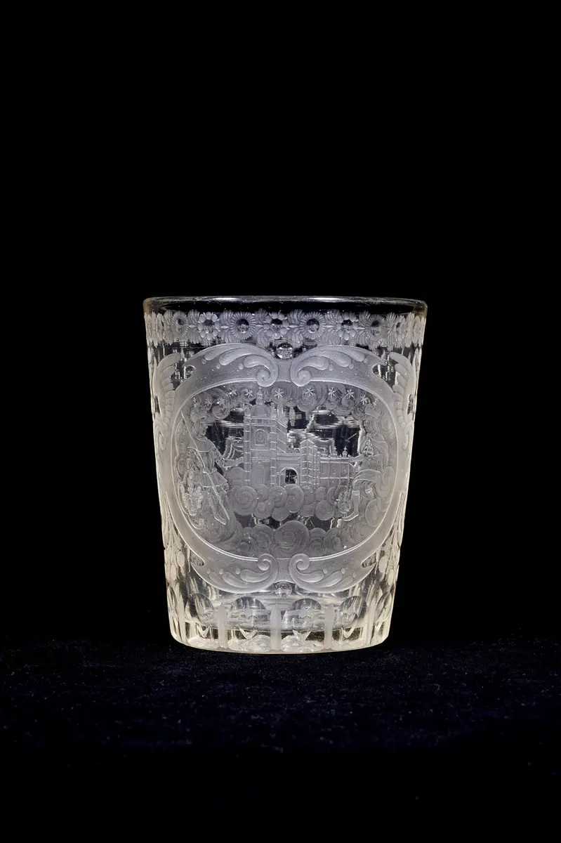 Becher mit dem Prager Sankt-Veits-Dom und Waldsteinwappen