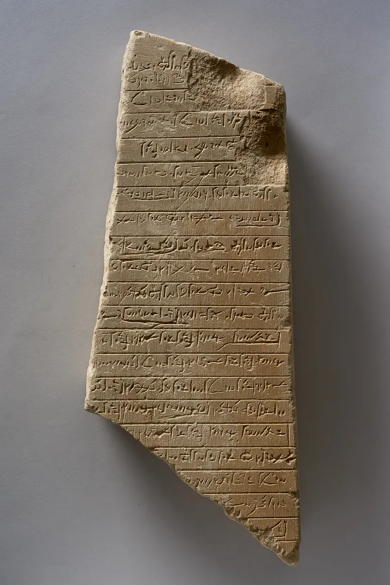 Fragment einer Apis-Stele mit demotischer Inschrift