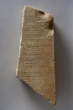 Fragment einer Apis-Stele mit demotischer Inschrift