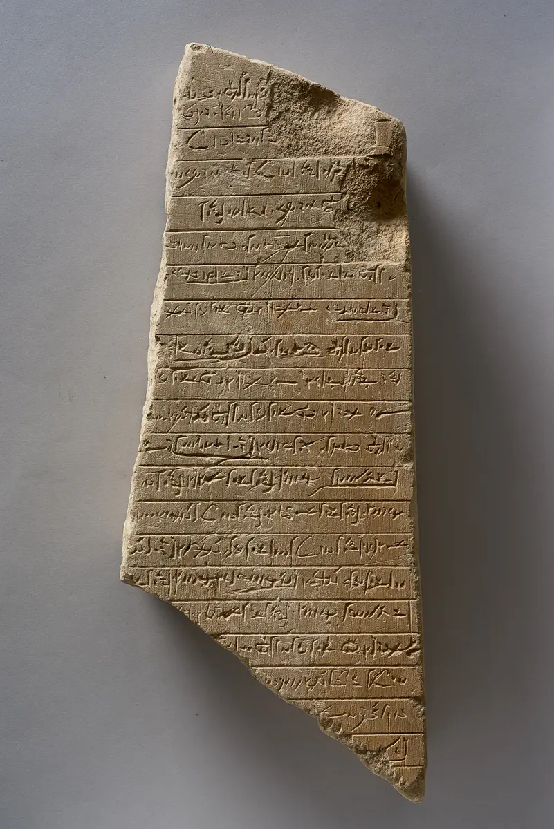 Fragment einer Apis-Stele mit demotischer Inschrift