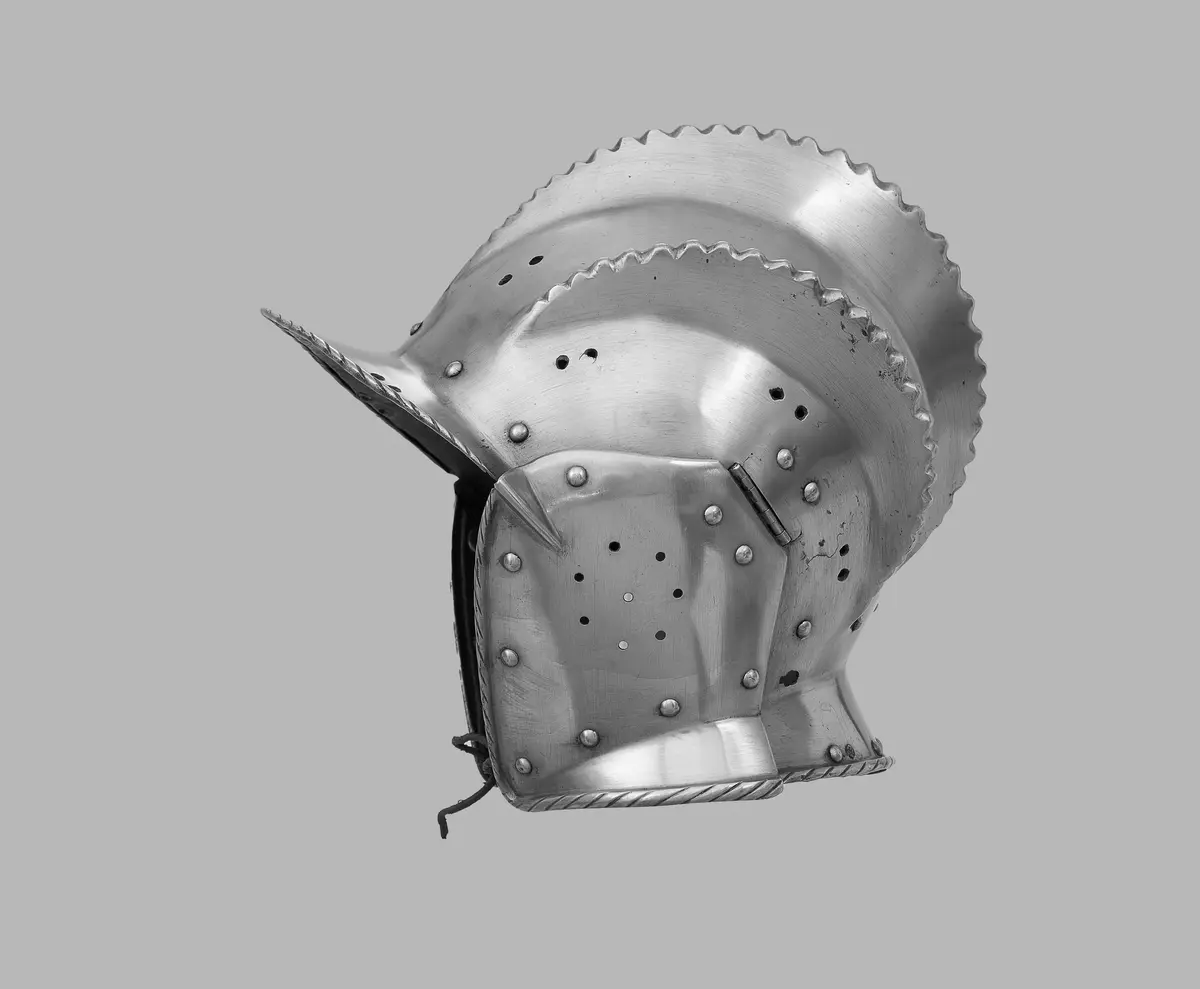 Dreikämmige Sturmhaube