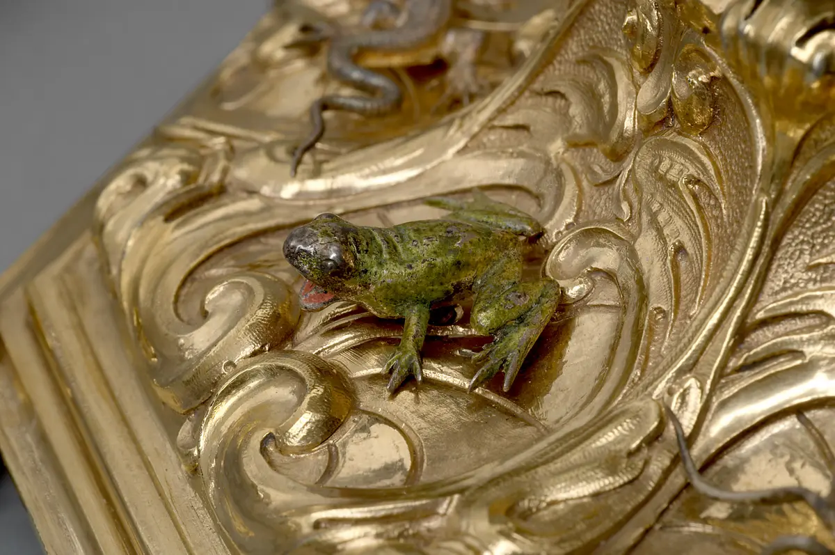 Deckelpokal aus Rhinozeroshorn mit Warzenschweinhauern