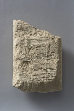 Apis-Stele mit demotischer Inschrift