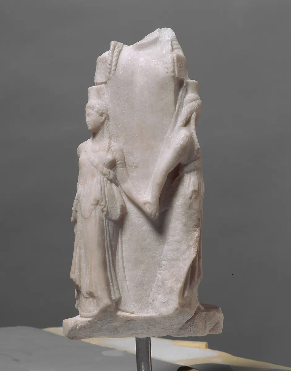 Hekataion: Dreigestaltige Hekate mit Chariten