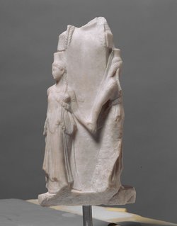 Hekataion: Dreigestaltige Hekate mit Chariten