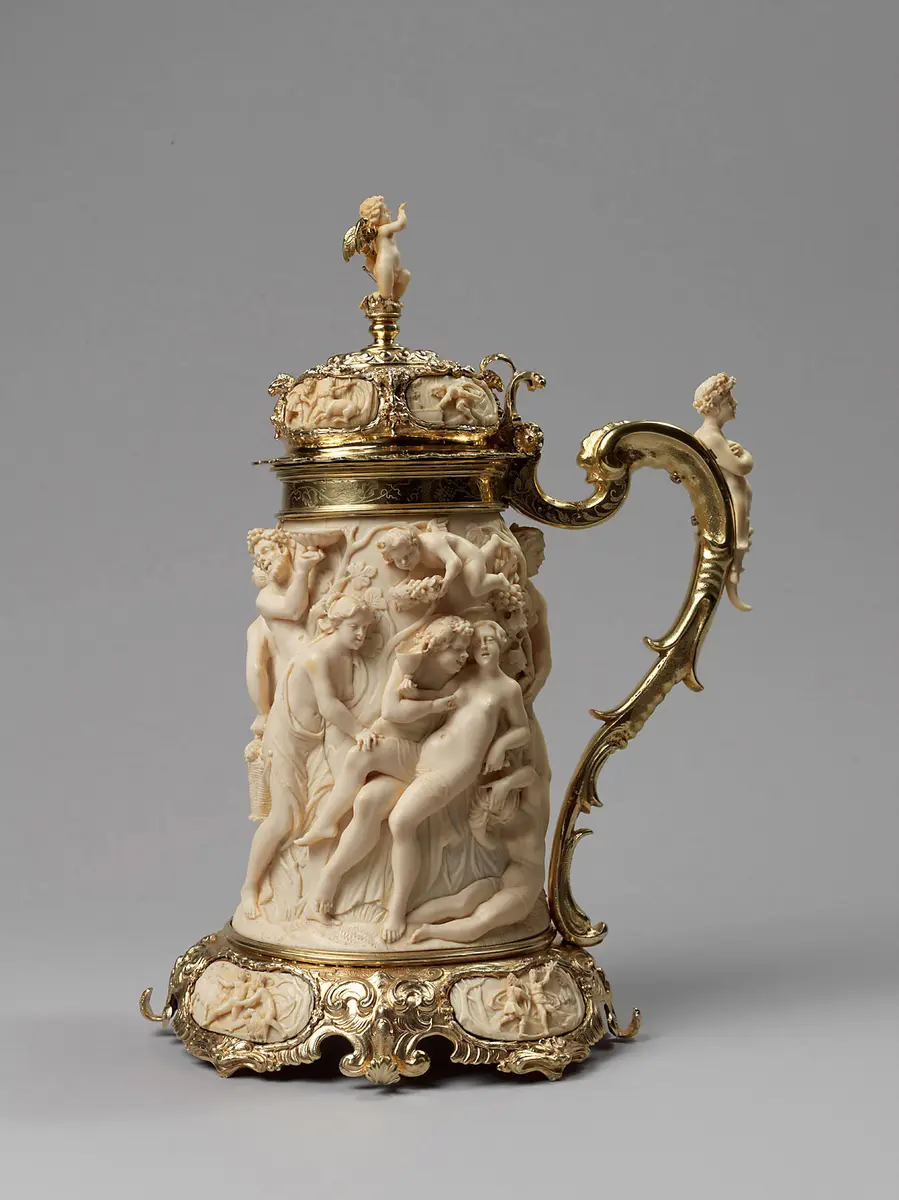 Deckelhumpen aus Elfenbein mit Bacchanal und mythologischen Szenen