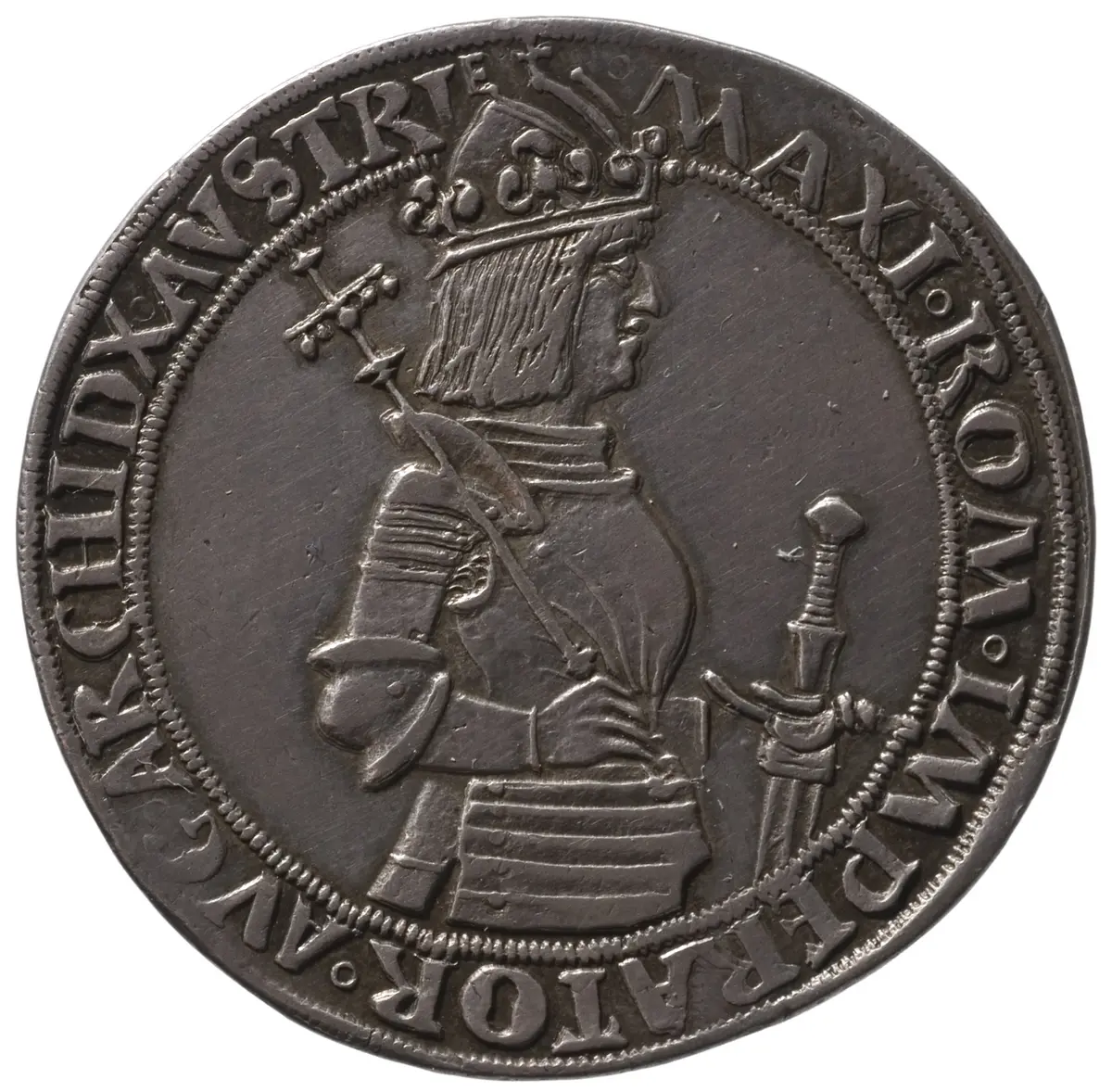 Maximilian I., Halbguldiner, geharnischtes Hüftbild