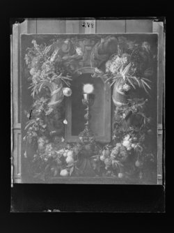 Eucharistie, von Fruchtgirlanden umgeben
