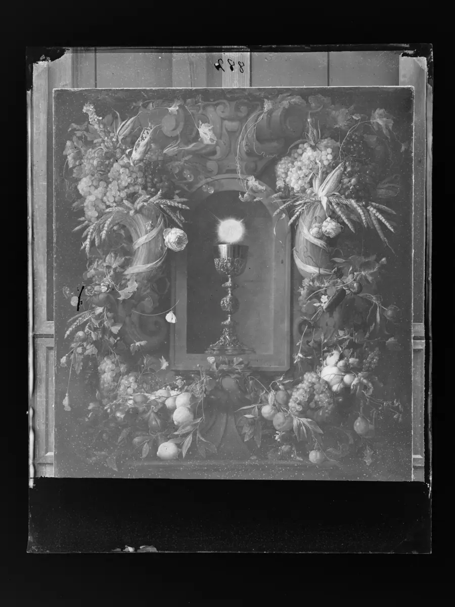 Eucharistie, von Fruchtgirlanden umgeben