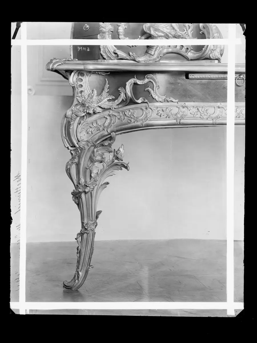 Barockprunktisch mit Vitrine
