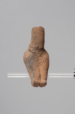 Figur einer sitzenden Frau