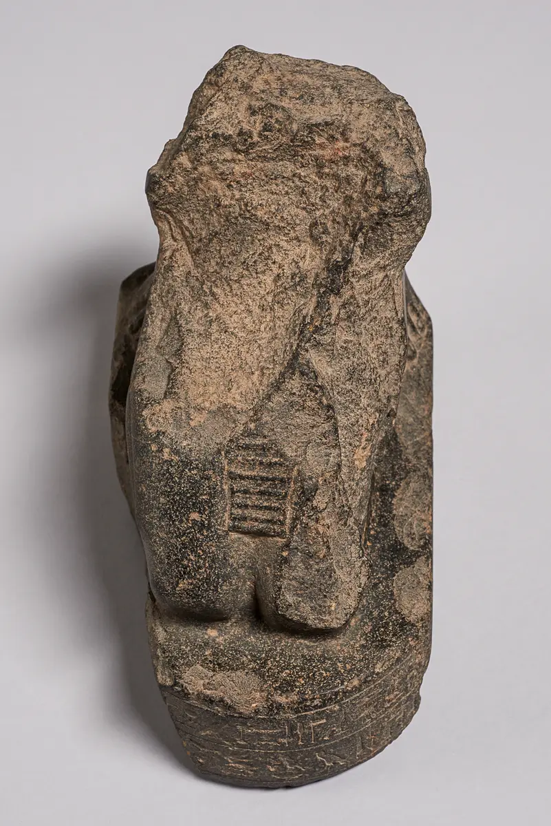Unterteil einer knienden Statuette des Hor-em-achbit