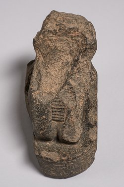 Unterteil einer knienden Statuette des Hor-em-achbit