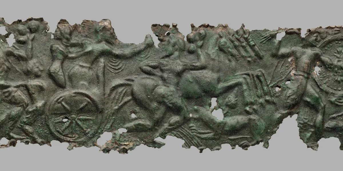 Reliefblechstreifen, 16 Fragmente: Masken, Gigantomachie, Gelage, Kampf