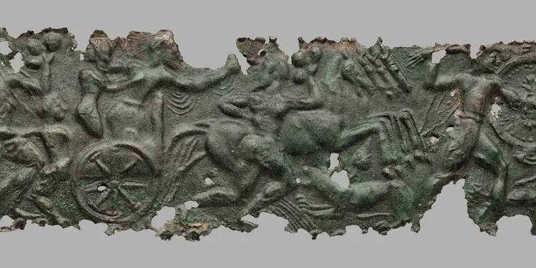 Reliefblechstreifen, 16 Fragmente: Masken, Gigantomachie, Gelage, Kampf