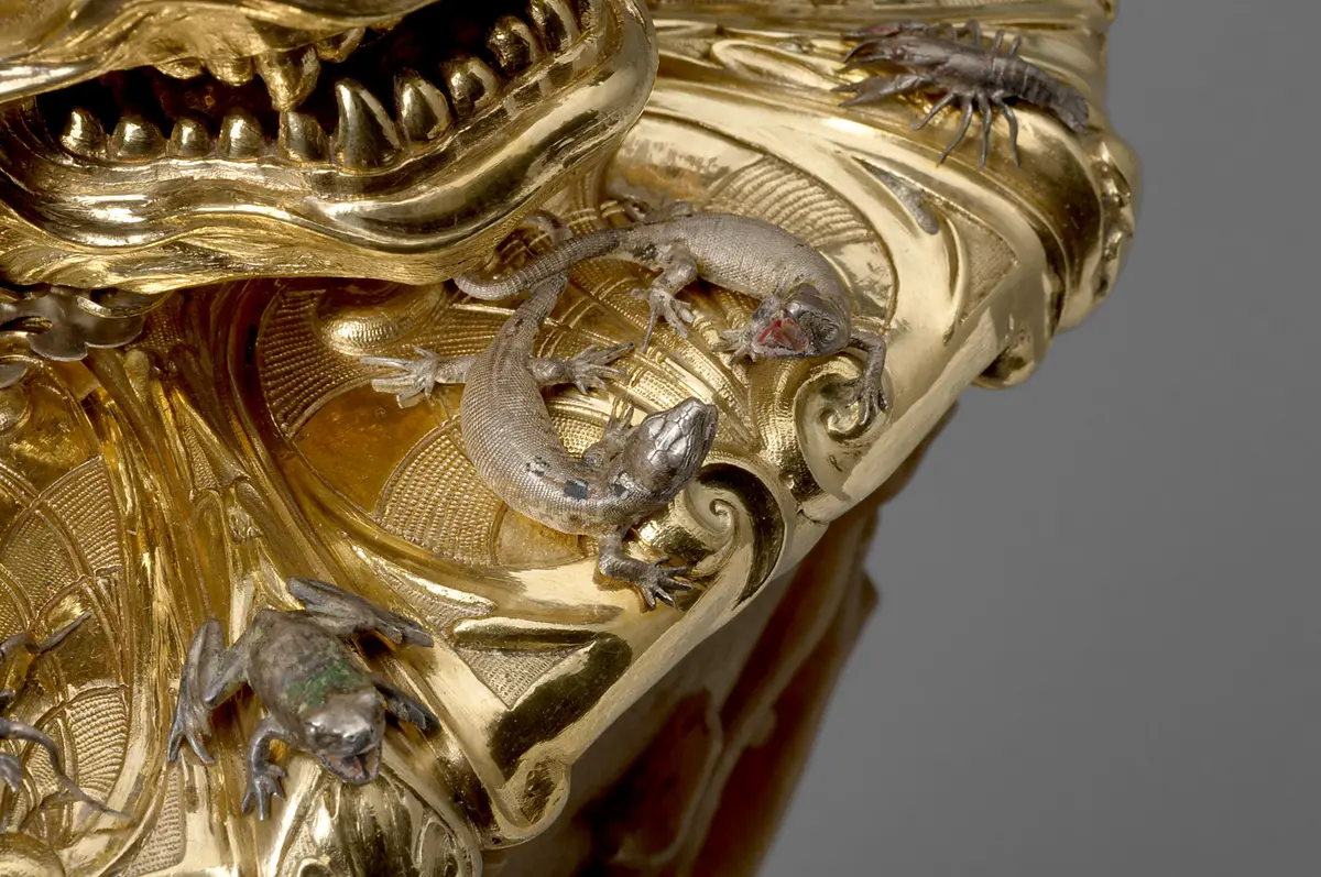 Deckelpokal aus Rhinozeroshorn mit Warzenschweinhauern