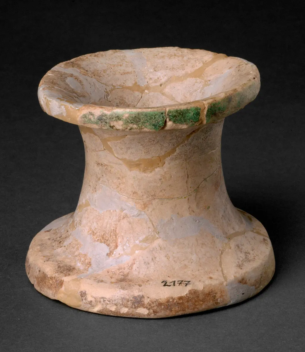 Hoher, schmaler Ringständer