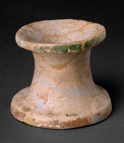 Hoher, schmaler Ringständer